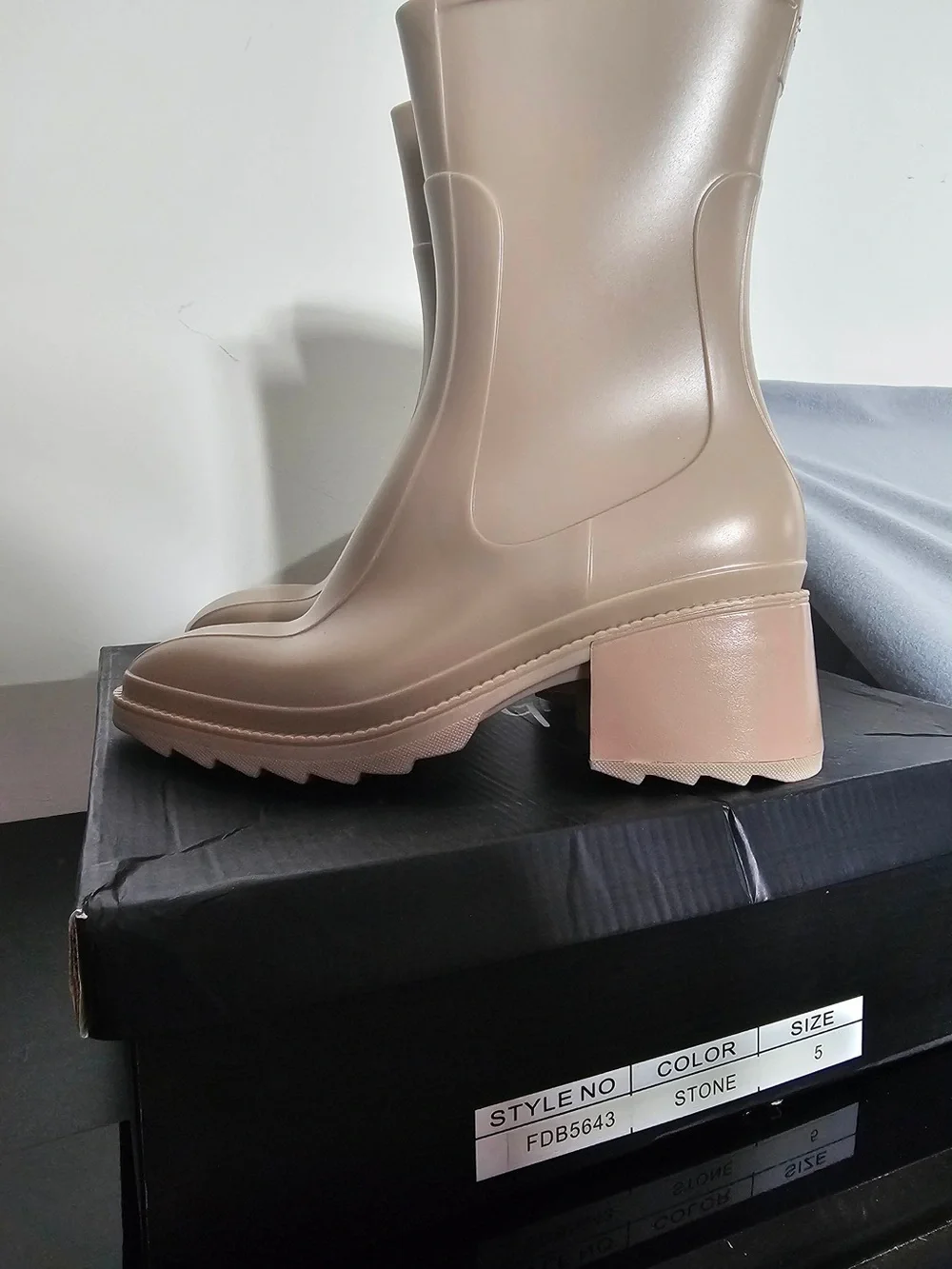 #90 🤎 Nasty Gal Stone Chunky Heeled Rain Boots – Women’s US 5 – New in Box